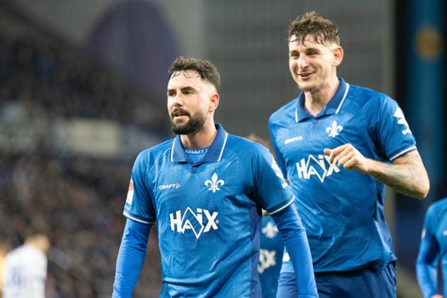06.12.2025, xhfmx, Fussball 2.Bundesliga, SV Darmstadt 98 - Karlsruher SC Marco Richter (SV Darmstadt 98) bejubelt seinen Treffer zum 1:1 gegen den Karlsruher SC. Tor, Goal, Jubel, Celebation Hinter Ihm Matej Maglica (SV Darmstadt 98) (DFL DFB REGULATIONS PROHIBIT ANY USE OF PHOTOGRAPHS as IMAGE SEQUENCES and or QUASI-VIDEO) Darmstadt