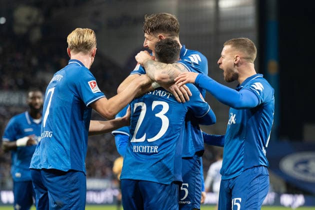 06.12.2025, xhfmx, Fussball 2.Bundesliga, SV Darmstadt 98 - Karlsruher SC Der SV Darmstadt bejubelt das 1:1 durch Marco Richter (SV Darmstadt 98) gegen den Karlsruher SC. Tor, Goal, Jubel Celebration (DFL DFB REGULATIONS PROHIBIT ANY USE OF PHOTOGRAPHS as IMAGE SEQUENCES and or QUASI-VIDEO) Darmstadt