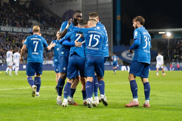 06.12.2025, xhfmx, Fussball 2.Bundesliga, SV Darmstadt 98 - Karlsruher SC Der SV Darmstadt bejubelt das 1:1 durch Marco Richter (SV Darmstadt 98) gegen den Karlsruher SC. Tor, Goal, Jubel Celebration (DFL DFB REGULATIONS PROHIBIT ANY USE OF PHOTOGRAPHS as IMAGE SEQUENCES and or QUASI-VIDEO) Darmstadt