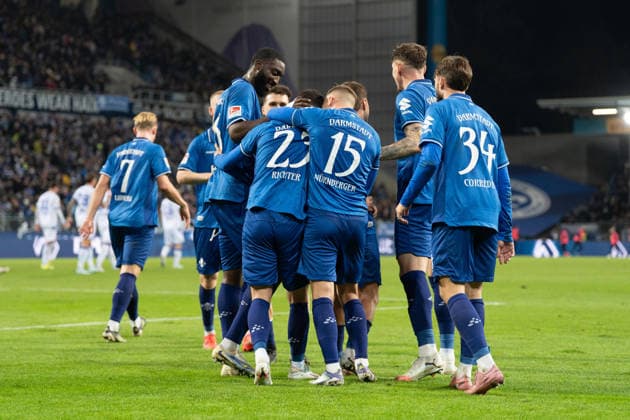 06.12.2025, xhfmx, Fussball 2.Bundesliga, SV Darmstadt 98 - Karlsruher SC Der SV Darmstadt bejubelt das 1:1 durch Marco Richter (SV Darmstadt 98) gegen den Karlsruher SC. Tor, Goal, Jubel Celebration (DFL DFB REGULATIONS PROHIBIT ANY USE OF PHOTOGRAPHS as IMAGE SEQUENCES and or QUASI-VIDEO) Darmstadt