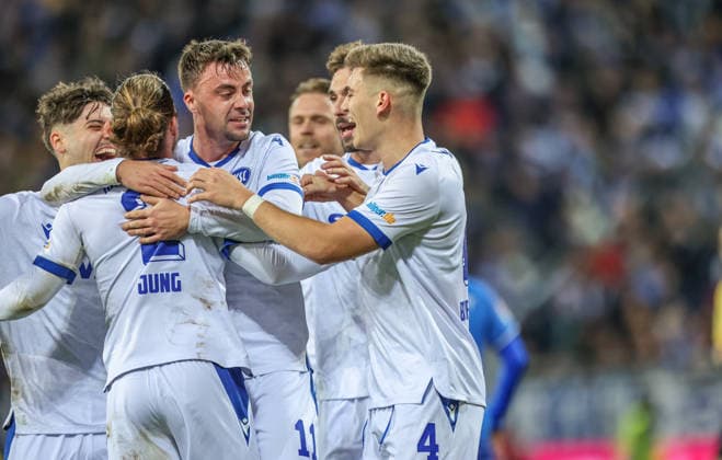 GER, Darmstadt, SV Darmstadt 98 vs Karlsruher SC, 2. Bundesliga, Fussball, DFB, Spielzeit 2025 2026, Merck-Stadion am Böllenfalltor, 15. Spieltag im Bild: Jubel bei Karlsruher SC nach dem Eigentor von Matej Maglica (SV Darmstadt 98 5), Philipp Förster (Karlsruher SC 11), Sebastian Jung (Karlsruher SC 2), Tor, Jubel und Freude DFB DFL REGULATIONS PROHIBIT ANY USE OF PHOTOGRAPHS AS IMAGE SEQUENCES AND OR QUASI-VIDEO, 06.12.2025