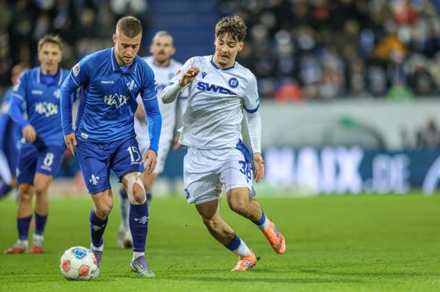 GER, Darmstadt, SV Darmstadt 98 vs Karlsruher SC, 2. Bundesliga, Fussball, DFB, Spielzeit 2025 2026, Merck-Stadion am Böllenfalltor, 15. Spieltag im Bild v.l.: Fabian Nürnberger (SV Darmstadt 98 15), Rafael Pinto Pedrosa (Karlsruher SC 36) DFB DFL REGULATIONS PROHIBIT ANY USE OF PHOTOGRAPHS AS IMAGE SEQUENCES AND OR QUASI-VIDEO, 06.12.2025