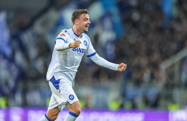 GER, Darmstadt, SV Darmstadt 98 vs Karlsruher SC, 2. Bundesliga, Fussball, DFB, Spielzeit 2025 2026, Merck-Stadion am Böllenfalltor, 15. Spieltag im Bild: Jubel bei Karlsruher SC nach dem Eigentor von Matej Maglica (SV Darmstadt 98 5), Philipp Förster (Karlsruher SC 11), Tor, Jubel und Freude, 0:1 DFB DFL REGULATIONS PROHIBIT ANY USE OF PHOTOGRAPHS AS IMAGE SEQUENCES AND OR QUASI-VIDEO, 06.12.2025