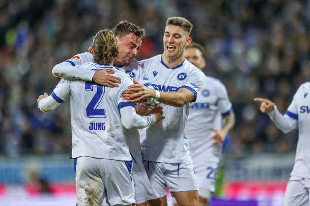 GER, Darmstadt, SV Darmstadt 98 vs Karlsruher SC, 2. Bundesliga, Fussball, DFB, Spielzeit 2025 2026, Merck-Stadion am Böllenfalltor, 15. Spieltag im Bild: Jubel bei Karlsruher SC nach dem Eigentor von Matej Maglica (SV Darmstadt 98 5), Philipp Förster (Karlsruher SC 11), Sebastian Jung (Karlsruher SC 2), 0:1 DFB DFL REGULATIONS PROHIBIT ANY USE OF PHOTOGRAPHS AS IMAGE SEQUENCES AND OR QUASI-VIDEO, 06.12.2025