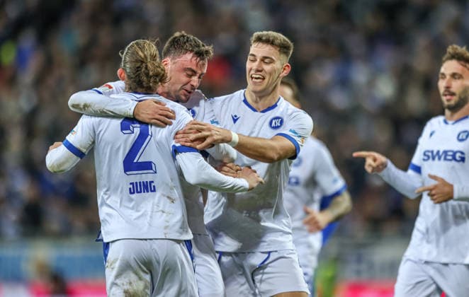 GER, Darmstadt, SV Darmstadt 98 vs Karlsruher SC, 2. Bundesliga, Fussball, DFB, Spielzeit 2025 2026, Merck-Stadion am Böllenfalltor, 15. Spieltag im Bild: Jubel bei Karlsruher SC nach dem Eigentor von Matej Maglica (SV Darmstadt 98 5), Philipp Förster (Karlsruher SC 11), Sebastian Jung (Karlsruher SC 2), 0:1 DFB DFL REGULATIONS PROHIBIT ANY USE OF PHOTOGRAPHS AS IMAGE SEQUENCES AND OR QUASI-VIDEO, 06.12.2025