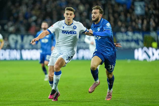Fussball: 2. Bundesliga, 15. Spieltag, SV Darmstadt 98 - Karlsruher SC am 06.12.2025 in Darmstadt (Merck-Stadion am Böllenfalltor), Deutschland, Saison 2025 2026: DFB DFL REGULATIONS PROHIBIT ANY USE OF PHOTOGRAPHS as IMAGE SEQUENCES and or QUASI-VIDEO: Marcel Beifus (4, KSC) im Zweikampf ohne Ball mit Killian Julian Corredor (34, SVD). Darmstadt Merck-Stadion am Böllenfalltor Deutschland