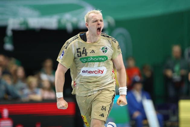 30.11.2025, xtgx, Handball, Daikin HBL, SC DHfK Leipzig - TSV Hannover Burgdorf emspor, v.l. Justus Fischer (Hannover, 54) jubel, Torjubel, jubelt ueber das Tor, celebrate the goal, celebration Leipzig