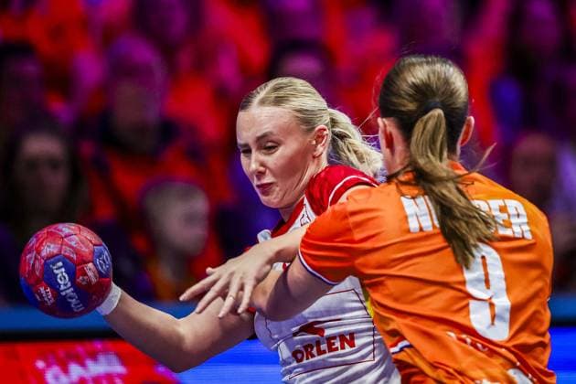 ROTTERDAM , 06-12-2025 , Rotterdam Ahoy , Womens World Championship, WM, Weltmeisterschaft Handball 2025 , match between Poland and Netherlands , picture shows Poland player Natalia Janas and Netherlands player Larissa Nusser Poland - Netherlands (women)  x32383954x Copyright: