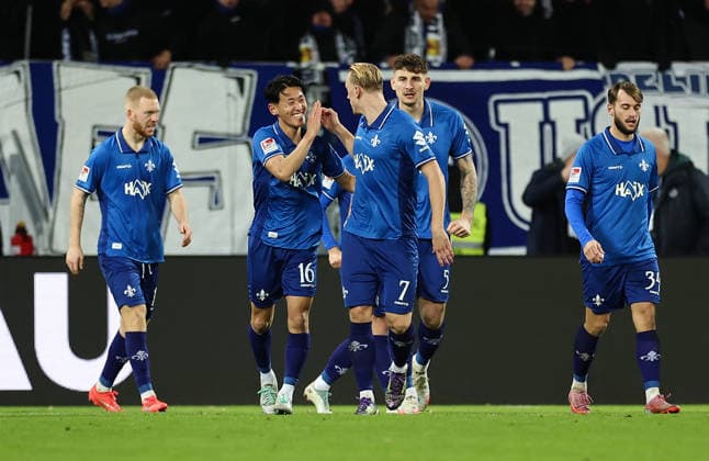 06.12.2025, Fussball 2. Bundesliga, SV Darmstadt 98 - Karlsruher SC, emonline, emspor, despor, v.l., Torjubel zum 2:1 durch Isac Lidberg (SV Darmstadt 98), Hiroki Akiyama (SV Darmstadt 98), Goal celebration, celebrate the goal DFL DFB REGULATIONS PROHIBIT ANY USE OF PHOTOGRAPHS AS IMAGE SEQUENCES AND OR QUASI-VIDEO. xdcx