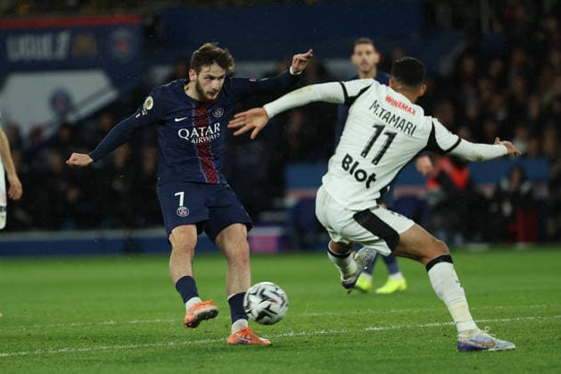 FBL-FRA-LIGUE1-Paris Saint Germain - Stade Rennes Khvicha Kvaratskhelia (Paris Saint-Germain) scores a goal, Mousa al-Taamari (Stade Rennes) during the French L1 football match between Paris Saint-Germain (PSG) an Stade Rennes at Parc des Princes Paris ,France, on December 06, 2025. Copyright: JoaquimxFerreira