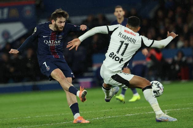 FBL-FRA-LIGUE1-Paris Saint Germain - Stade Rennes Khvicha Kvaratskhelia (Paris Saint-Germain) scores a goal, Mousa al-Taamari (Stade Rennes) during the French L1 football match between Paris Saint-Germain (PSG) an Stade Rennes at Parc des Princes Paris ,France, on December 06, 2025. Copyright: JoaquimxFerreira