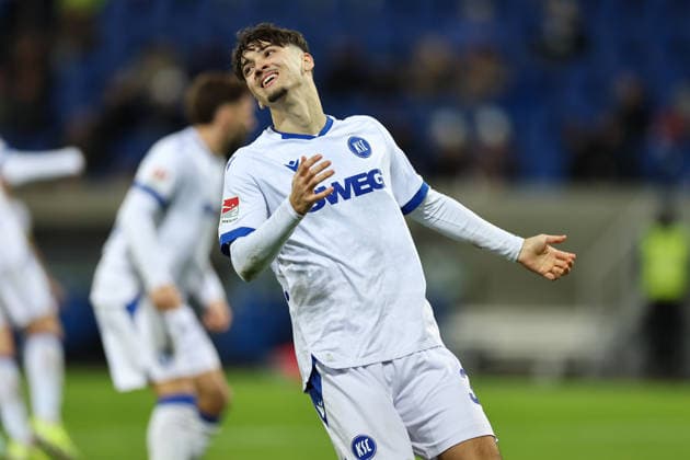 06.12.2025, Fussball 2. Bundesliga, SV Darmstadt 98 - Karlsruher SC, emonline, emspor, despor, v.l., Rafael Pinto Pedrosa (Karlsruher SC) enttaeuscht, enttaeuscht schauend, dissapointed, traurig, frustiert, frust, gefrustet, frustrated DFL DFB REGULATIONS PROHIBIT ANY USE OF PHOTOGRAPHS AS IMAGE SEQUENCES AND OR QUASI-VIDEO. xdcx
