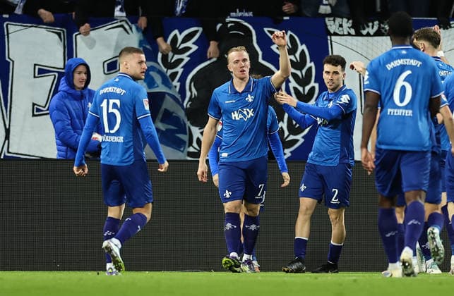 06.12.2025, Fussball 2. Bundesliga, SV Darmstadt 98 - Karlsruher SC, emonline, emspor, despor, v.l., Torjubel zum 2:1 durch Isac Lidberg (SV Darmstadt 98), Goal celebration, celebrate the goal DFL DFB REGULATIONS PROHIBIT ANY USE OF PHOTOGRAPHS AS IMAGE SEQUENCES AND OR QUASI-VIDEO. xdcx