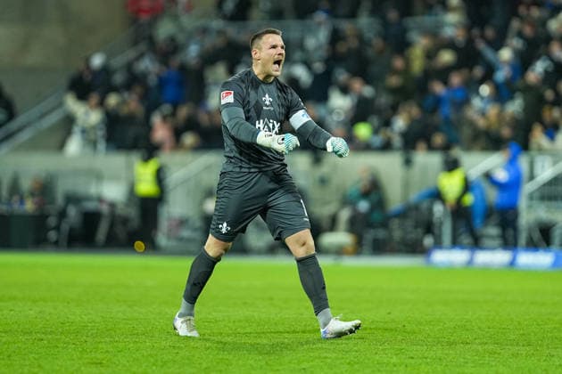 Fussball: 2. Bundesliga, 15. Spieltag, SV Darmstadt 98 - Karlsruher SC am 06.12.2025 in Darmstadt (Merck-Stadion am Böllenfalltor), Deutschland, Saison 2025 2026: DFB DFL REGULATIONS PROHIBIT ANY USE OF PHOTOGRAPHS as IMAGE SEQUENCES and or QUASI-VIDEO: Marcel Schuhen (1, SVD) jubelt zum 2:1 von Isac Alexi Sivert Lidberg (7, SVD). Darmstadt Merck-Stadion am Böllenfalltor Deutschland