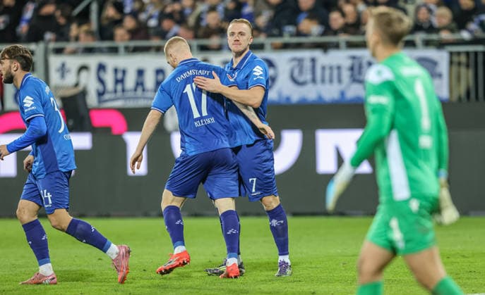 GER, Darmstadt, SV Darmstadt 98 vs Karlsruher SC, 2. Bundesliga, Fussball, DFB, Spielzeit 2025 2026, Merck-Stadion am Böllenfalltor, 15. Spieltag im Bild: Tor und Jubel, Freude, Isac Lidberg (SV Darmstadt 98 7) erzielt das Tor zum 2:1 DFB DFL REGULATIONS PROHIBIT ANY USE OF PHOTOGRAPHS AS IMAGE SEQUENCES AND OR QUASI-VIDEO, 06.12.2025