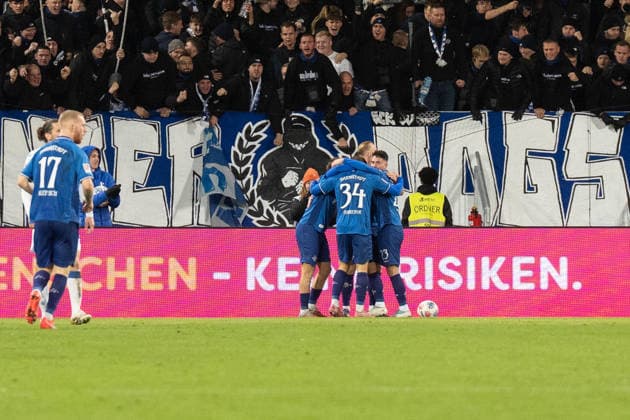 06.12.2025, xhfmx, Fussball 2.Bundesliga, SV Darmstadt 98 - Karlsruher SC Der SV Darmstadt bejubet das 2:1 durch Isac Lidberg (SV Darmstadt 98) Tor, Goal, Jubel. Celebration (DFL DFB REGULATIONS PROHIBIT ANY USE OF PHOTOGRAPHS as IMAGE SEQUENCES and or QUASI-VIDEO) Darmstadt