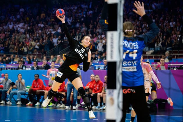 Handball, Frauen WM, Hauptrunde: Spanien - Deutschland Nieke Kühne Kuehne (Deutschland), Lucia Prades Ricondo (Spanien) Dortmund Westfalenhalle Nordrhein-Westfalen Deutschland