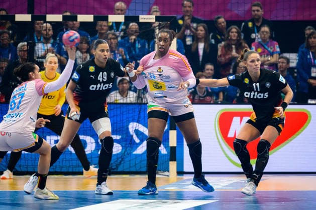 Handball, Frauen WM, Hauptrunde: Spanien - Deutschland v.li. Elba Alvarez Torrado (Spanien), Aimee von Pereira (Deutschland), Kaba Gassama (Spanien), Xenia Smits (Deutschland) Dortmund Westfalenhalle Nordrhein-Westfalen Deutschland