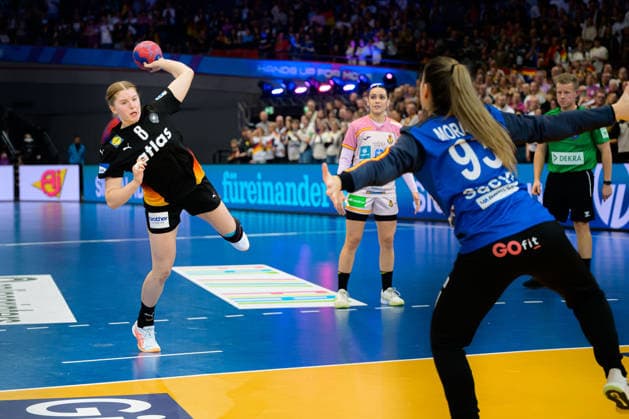 Handball, Frauen WM, Hauptrunde: Spanien - Deutschland Nina Engel (Deutschland), Nicole Morales Claure (Spanien) Dortmund Westfalenhalle Nordrhein-Westfalen Deutschland