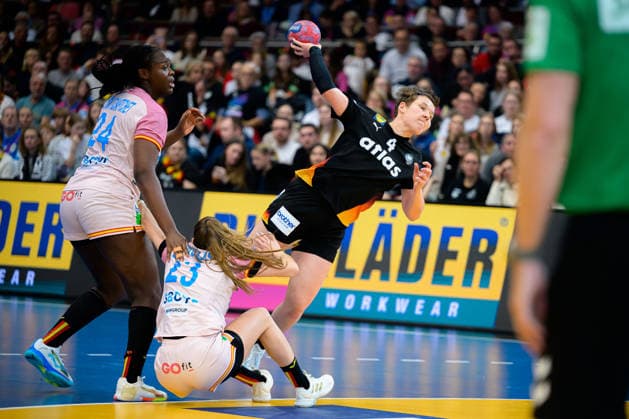 Handball, Frauen WM, Hauptrunde: Spanien - Deutschland v.li. Lysa Tchaptchet Defo (Spanien), Paula Arcos Poveda (Spanien), Alina Grijseels (Deutschland) Dortmund Westfalenhalle Nordrhein-Westfalen Deutschland