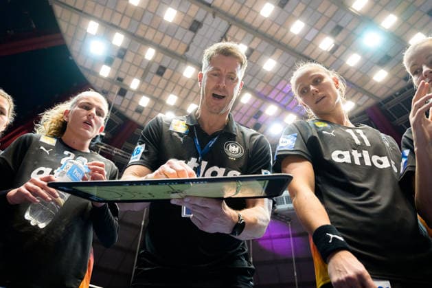 Handball, Frauen WM, Hauptrunde: Spanien - Deutschland Trainer Markus Gaugisch (Deutschland) in der Auszeit Dortmund Westfalenhalle Nordrhein-Westfalen Deutschland