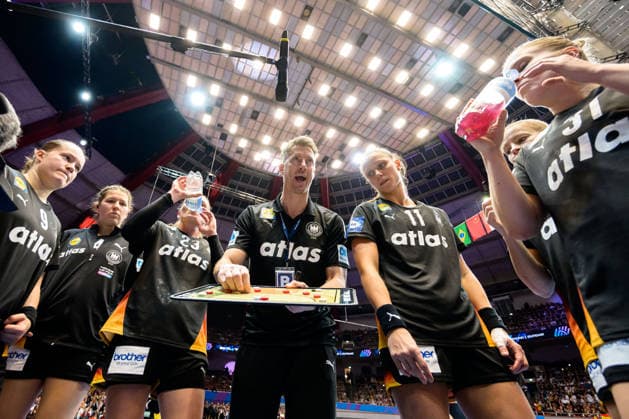 Handball, Frauen WM, Hauptrunde: Spanien - Deutschland Trainer Markus Gaugisch (Deutschland) in der Auszeit Dortmund Westfalenhalle Nordrhein-Westfalen Deutschland