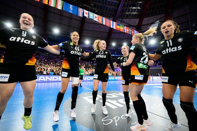 Handball, Frauen WM, Hauptrunde: Spanien - Deutschland Lisa Antl (Deutschland), Aimee von Pereira (Deutschland), Annika Lott (Deutschland), Alexia Hauf (Deutschland) Schlussjubel Schlußjubel Emotion Freude Dortmund Westfalenhalle Nordrhein-Westfalen Deutschland