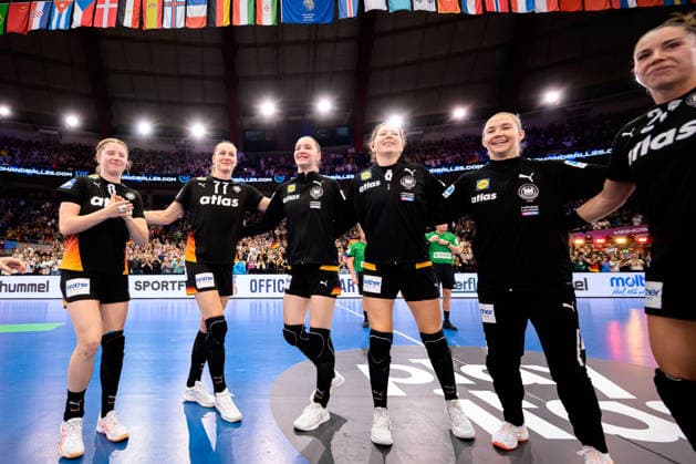 Handball, Frauen WM, Hauptrunde: Spanien - Deutschland Nina Engel (Deutschland), Viola Leuchter (Deutschland), Nina Engel (Deutschland), Marie Steffen (Deutschland), Torhueterin Katharina Filter (Deutschland) Schlussjubel Schlußjubel Emotion Freude Dortmund Westfalenhalle Nordrhein-Westfalen Deutschland
