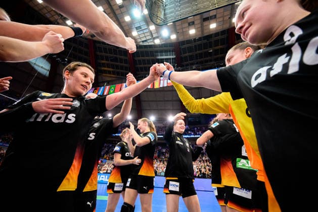 Handball, Frauen WM, Hauptrunde: Spanien - Deutschland Alina Grijseels (Deutschland), Lisa Antl (Deutschland) Dortmund Westfalenhalle Nordrhein-Westfalen Deutschland