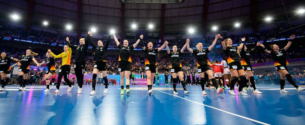 Handball, Frauen WM, Hauptrunde: Spanien - Deutschland die Mannschaft von Deutschland Schlussjubel Schlußjubel Emotion Freude Dortmund Westfalenhalle Nordrhein-Westfalen Deutschland