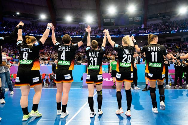 Handball, Frauen WM, Hauptrunde: Spanien - Deutschland Lisa Antl (Deutschland), Alina Grijseels (Deutschland), Alexia Hauf (Deutschland), Antje Döll Doell (Deutschland) Schlussjubel Schlußjubel Emotion Freude Dortmund Westfalenhalle Nordrhein-Westfalen Deutschland
