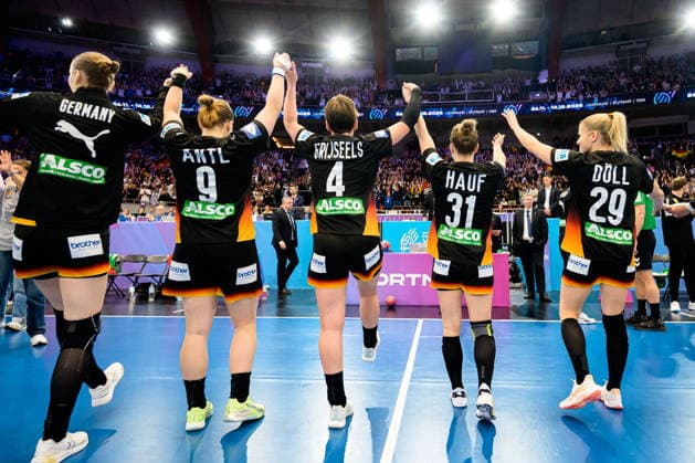 Handball, Frauen WM, Hauptrunde: Spanien - Deutschland v.li. Nina Engel (Deutschland), Lisa Antl (Deutschland), Alina Grijseels (Deutschland), Alexia Hauf (Deutschland), Antje Döll Doell (Deutschland) Schlussjubel Schlußjubel Emotion Freude Dortmund Westfalenhalle Nordrhein-Westfalen Deutschland