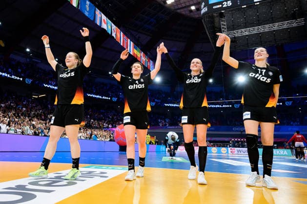 Handball, Frauen WM, Hauptrunde: Spanien - Deutschland v.li. Lisa Antl (Deutschland), Alina Grijseels (Deutschland), Annika Lott (Deutschland), Viola Leuchter (Deutschland) Schlussjubel Schlußjubel Emotion Freude Dortmund Westfalenhalle Nordrhein-Westfalen Deutschland