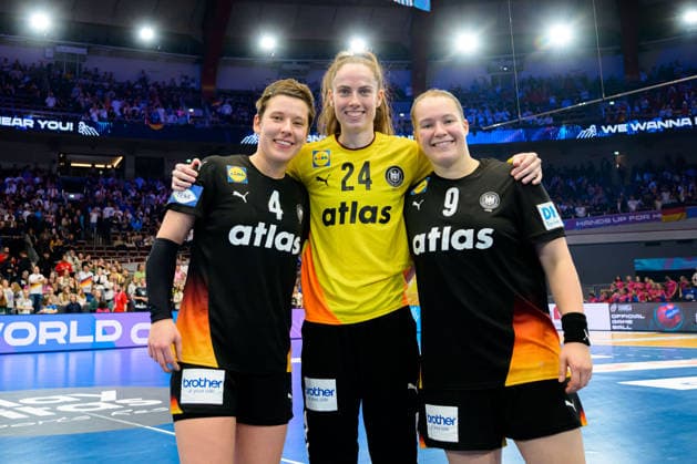 Handball, Frauen WM, Hauptrunde: Spanien - Deutschland Alina Grijseels (Deutschland), Torhueterin Sarah Wachter (Deutschland), Lisa Antl (Deutschland) Dortmund Westfalenhalle Nordrhein-Westfalen Deutschland