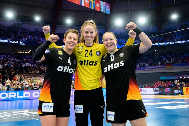 Handball, Frauen WM, Hauptrunde: Spanien - Deutschland v.li. Alina Grijseels (Deutschland), Torhueterin Sarah Wachter (Deutschland), Lisa Antl (Deutschland) Jubel Freude Emotion Dortmund Westfalenhalle Nordrhein-Westfalen Deutschland