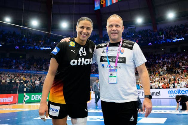Handball, Frauen WM, Hauptrunde: Spanien - Deutschland Aimee von Pereira (Deutschland), Coach Claus Leth Mogensen (Faeroer) Dortmund Westfalenhalle Nordrhein-Westfalen Deutschland