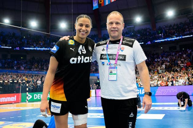 Handball, Frauen WM, Hauptrunde: Spanien - Deutschland Aimee von Pereira (Deutschland), Coach Claus Leth Mogensen (Faeroer) Dortmund Westfalenhalle Nordrhein-Westfalen Deutschland