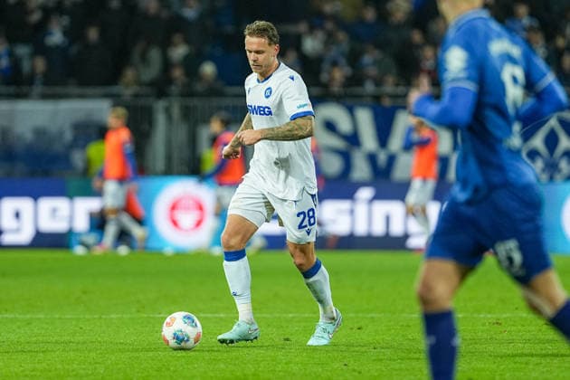 Fussball: 2. Bundesliga, 15. Spieltag, SV Darmstadt 98 - Karlsruher SC am 06.12.2025 in Darmstadt (Merck-Stadion am Böllenfalltor), Deutschland, Saison 2025 2026: DFB DFL REGULATIONS PROHIBIT ANY USE OF PHOTOGRAPHS as IMAGE SEQUENCES and or QUASI-VIDEO: Im Fokus Marcel Franke (28, KSC). Darmstadt Merck-Stadion am Böllenfalltor Deutschland