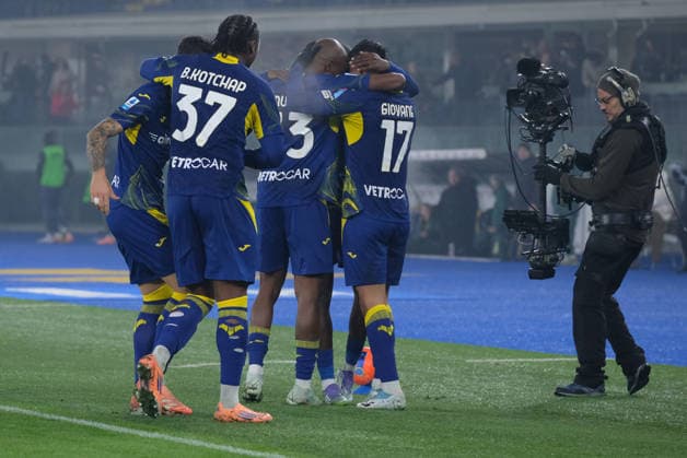 Hellas Verona FC Team celebrates after scores a goal during the soccer match between Hellas Verona FC and Atalanta BC, MD14 of Serie A Enilive Italian soccer championship 2025 2026 at Marcantonio Bentegodi Stadium on December 6, 2025, Verona, Italy.  Copyright: xRobertoxTommasini IPAxSportx xipa-agency.netx xx IPA_68843852 IPA_Agency_IPA68843852