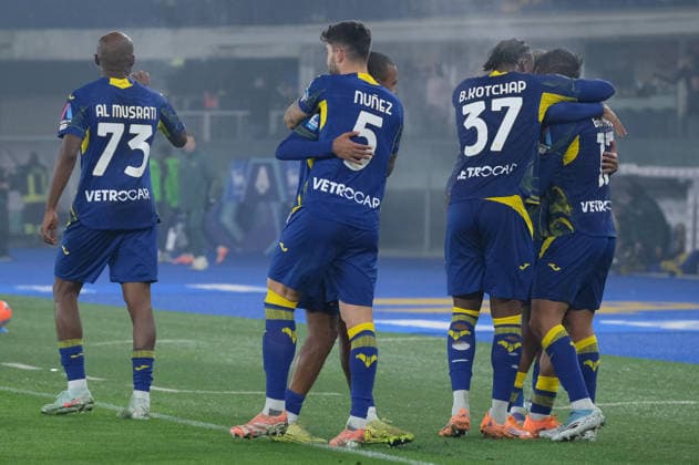 Hellas Verona FC Team celebrates after scores a goal during the soccer match between Hellas Verona FC and Atalanta BC, MD14 of Serie A Enilive Italian soccer championship 2025 2026 at Marcantonio Bentegodi Stadium on December 6, 2025, Verona, Italy.  Copyright: xRobertoxTommasini IPAxSportx xipa-agency.netx xx IPA_68843858 IPA_Agency_IPA68843858