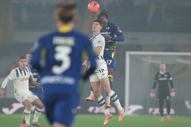 Hellas Verona FC v Atalanta BC - Serie A Charles De Ketelaere of Atalanta BC 1907 hits the ball during the soccer match between Hellas Verona FC and Atalanta BC, MD14 of the Serie A Enilive Italian soccer championship 2025 2026 at Marcantonio Bentegodi Stadium in Verona, Italy, on December 6, 2025. Verona Italy Italy  Copyright: xRobertoxTommasinix originalFilename:tommasini-hellasve251206_np0iQ.jpg