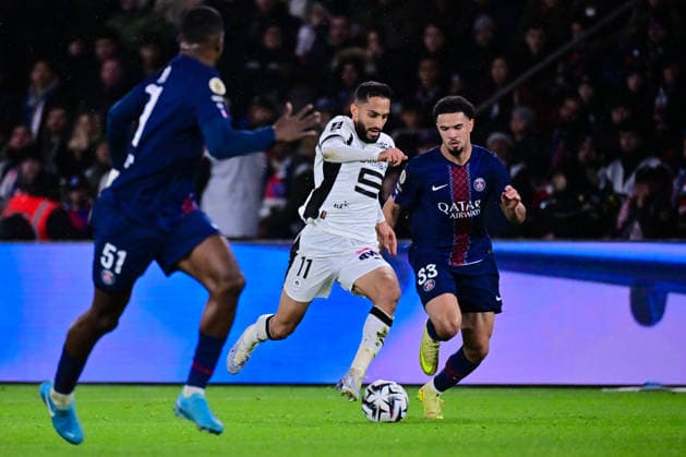 FOOTBALL : PSG vs Rennes - Ligue 1 - 06 12 2025 Mousa Tamari ( 11 - Rennes ) , William Joel Tenorio Pacho ( 51 - PSG ) and Warren ZAIRE EMERY ( 33 - PSG ) during the Ligue 1 match between Paris Saint Germain and Stade Rennais at Parc Des Princes on December 06 , 2025 in Paris, France. ( Photo by Federico Pestellini PsnewZ ) ParisFrance  Copyright: xFedericoxPestellinix