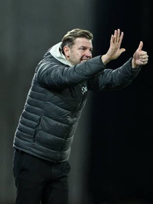 Florian Kohfeldt (SV Darmstadt 1898, Trainer) gestikuliert, GER, SV Darmstadt 98 vs Karlsruher SC, Fussball, 2. Bundesliga, 15. Spieltag, Spielzeit 2025 2026, 06.12.2025. DFL REGULATIONS PROHIBIT ANY USE OF PHOTOGRAPHS AS IMAGE SEQUENCES AND OR QUASI-VIDEO GER, SV Darmstadt 98 vs Karlsruher SC, Fussball, 2. Bundesliga, 15. Spieltag, Spielzeit 2025 2026, 06.12.2025. Darmstadt