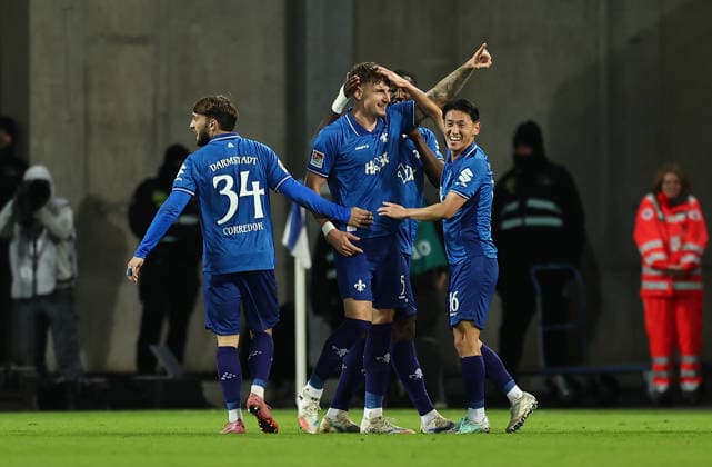 06.12.2025, Fussball 2. Bundesliga, SV Darmstadt 98 - Karlsruher SC, emonline, emspor, despor, v.l., Torjubel zum 3:2 durch Matej Maglica (SV Darmstadt 98), Goal celebration, celebrate the goal DFL DFB REGULATIONS PROHIBIT ANY USE OF PHOTOGRAPHS AS IMAGE SEQUENCES AND OR QUASI-VIDEO. xdcx