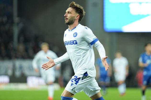 Fussball: 2. Bundesliga, 15. Spieltag, SV Darmstadt 98 - Karlsruher SC am 06.12.2025 in Darmstadt (Merck-Stadion am Böllenfalltor), Deutschland, Saison 2025 2026: DFB DFL REGULATIONS PROHIBIT ANY USE OF PHOTOGRAPHS as IMAGE SEQUENCES and or QUASI-VIDEO: Fabian Schleusener (24, KSC) jubelt nach seinem Treffer zum 2:2. Darmstadt Merck-Stadion am Böllenfalltor Deutschland