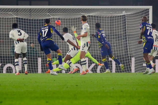 Verona™s Giovane goal 2-0 during the Serie A soccer match between Hellas Verona and Atalanta at the Bentegodi Stadium in Verona, north west Italy - Saturday, December 06 , 2025. - Soccer .  Copyright: xPaolaxGarbuio Lapressex