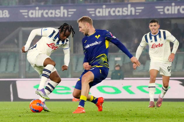 Atalanta s Ademola Lookman, Verona™s Victor Nelsson during the Serie A soccer match between Hellas Verona and Atalanta at the Bentegodi Stadium in Verona, north west Italy - Saturday, December 06 , 2025. - Soccer .  Copyright: xPaolaxGarbuio Lapressex