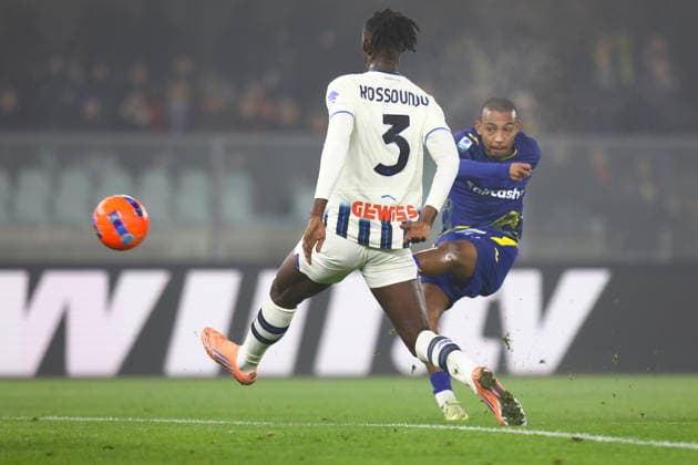 December 6, 2025, Verona, Veneto, Italy: RAFIK BELGHALI 7 of Hellas Verona shoots and scores his side s first goal during Matchday 14 of 38 of the Serie A 2025 26 between HELLAS VERONA and ATALANTA at the Bentegodi Stadium in Verona, Italy Verona Italy - ZUMAc179 20251206_zep_c179_004 Copyright: xMickaelxChavetx