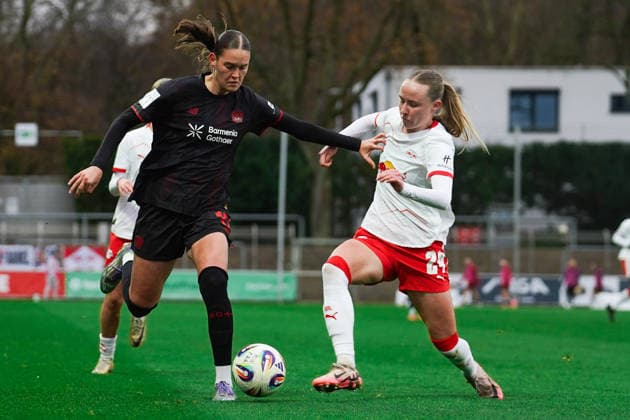 Deutschland: Google Pixel Frauen-Bundesliga 2025 26, 12. Spieltag - Bayer 04 Leverkusen vs. RB Leipzig - 06.12.2025 - Ulrich-Haberland-Stadion (Leverkusen, Nordrhein-Westfalen) Nikoline Dudek (RB Leipzig, 24) Valentina Mädl (Bayer 04 Leverkusen, 17) Copyright: xCelinaxLeiersx