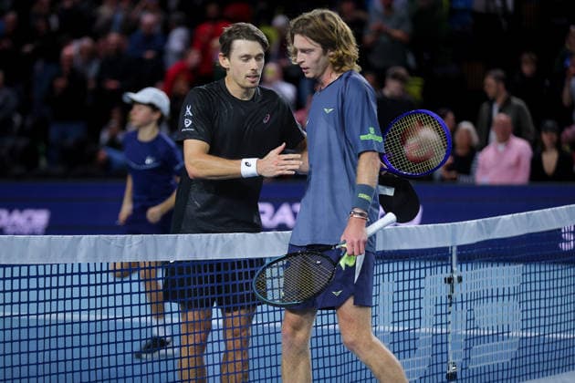 Victoria Plumbing UTS Grand Final, Copperbox Arena, London, UK - 06 12 2025 Andrey Rublev hugs Alex de Minaur (AUS) following his win in the group stage of the Victoria Plumbing UTS Grand Final in London London Copper Box Arena London GBR Copyright: xMarkxGreenwoodx